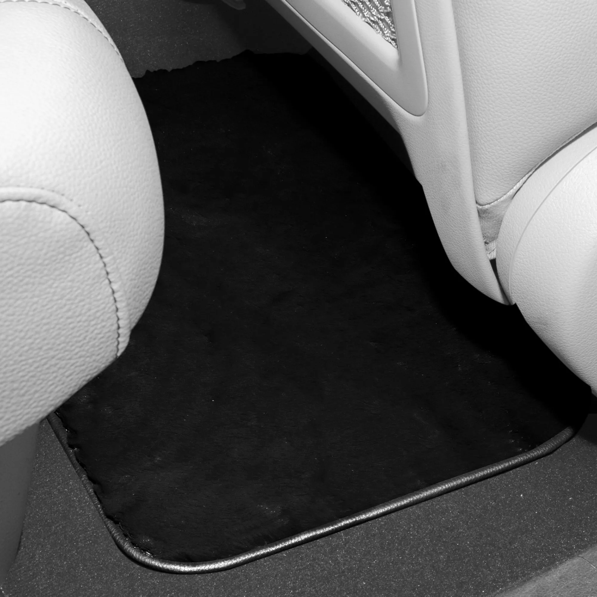 Doe16 Faux Rabbit Fur Non-Slip Floor Mats - Full Set Black